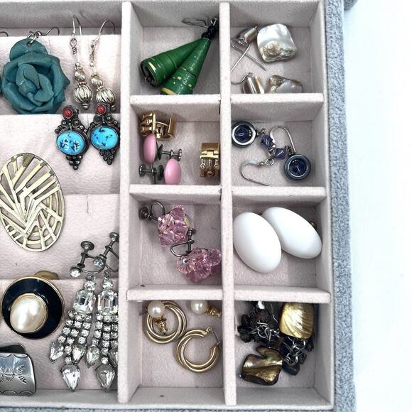 Vintage To Modern Costume Jewelry Mixed Lot Brooch Rings Necklace in Jewelry Box - Picture 8 of 14